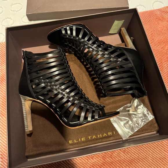 LIKE NEW - Elie Tahari Black Gladiator Strap Leather Heeled Sandals - Size 37 - Picture 14 of 16